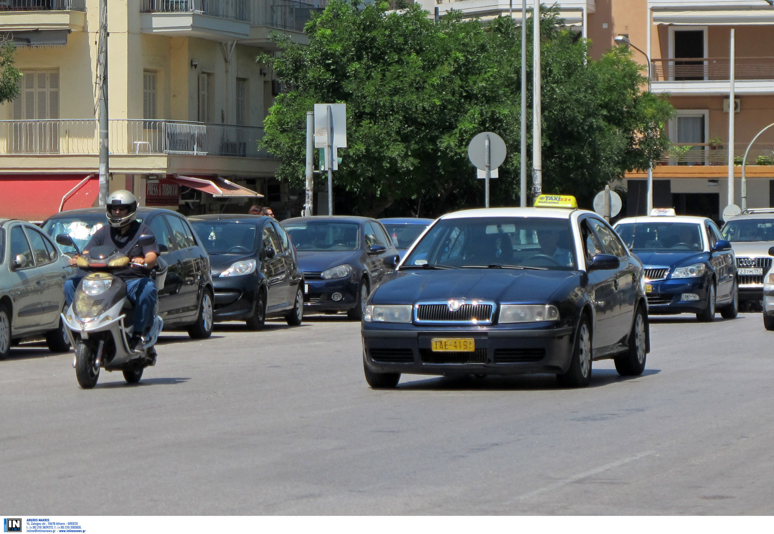 Θεσσαλονίκη: Οδηγός ξεκίνησε το ταξί του πριν κατέβει 80χρονη και την εγκατέλειψε τραυματισμένη
