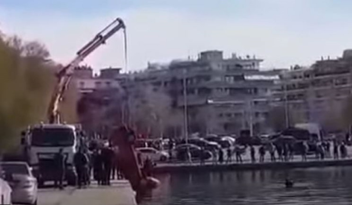 Θεσσαλονίκη: «Το κάνω από αξιοπρέπεια» – Συγκλονιστικές μαρτυρίες για τα τελευταία λόγια του αστυνομικού που βούτηξε στον Θερμαϊκό