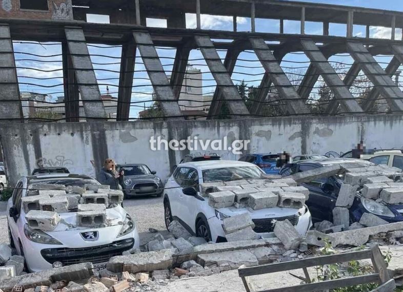 Θεσσαλονίκη: Ζημιές σε 12 αυτοκίνητα μετά την κατάρρευση τοίχου – ΦΩΤΟ