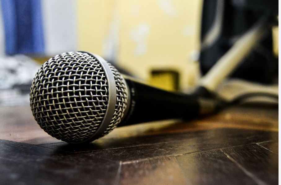 Γνωστός τράπερ έπεσε θύμα άγριου ξυλοδαρμού – Τον έγδυσαν για να τον εξευτελίσουν στα social media