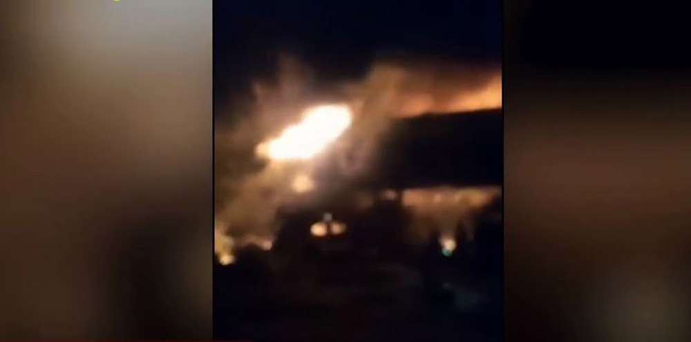 Το φλεγόμενο βαγόνι του τρένου στα Τέμπη