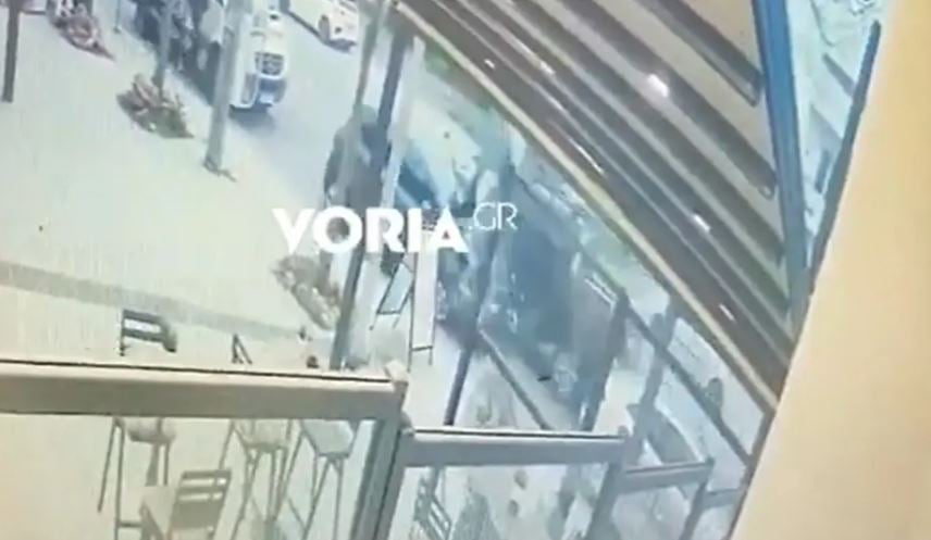 Θεσσαλονίκη: Βίντεο – σοκ από το θανατηφόρο τροχαίο – Ο 51χρονος είχε σταματήσει για να πάρει καφέ
