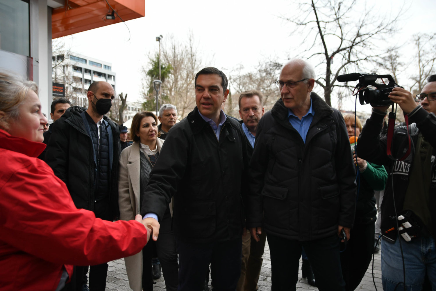 Με συγγενείς θυμάτων στη Λάρισα ο Αλέξης Τσίπρας