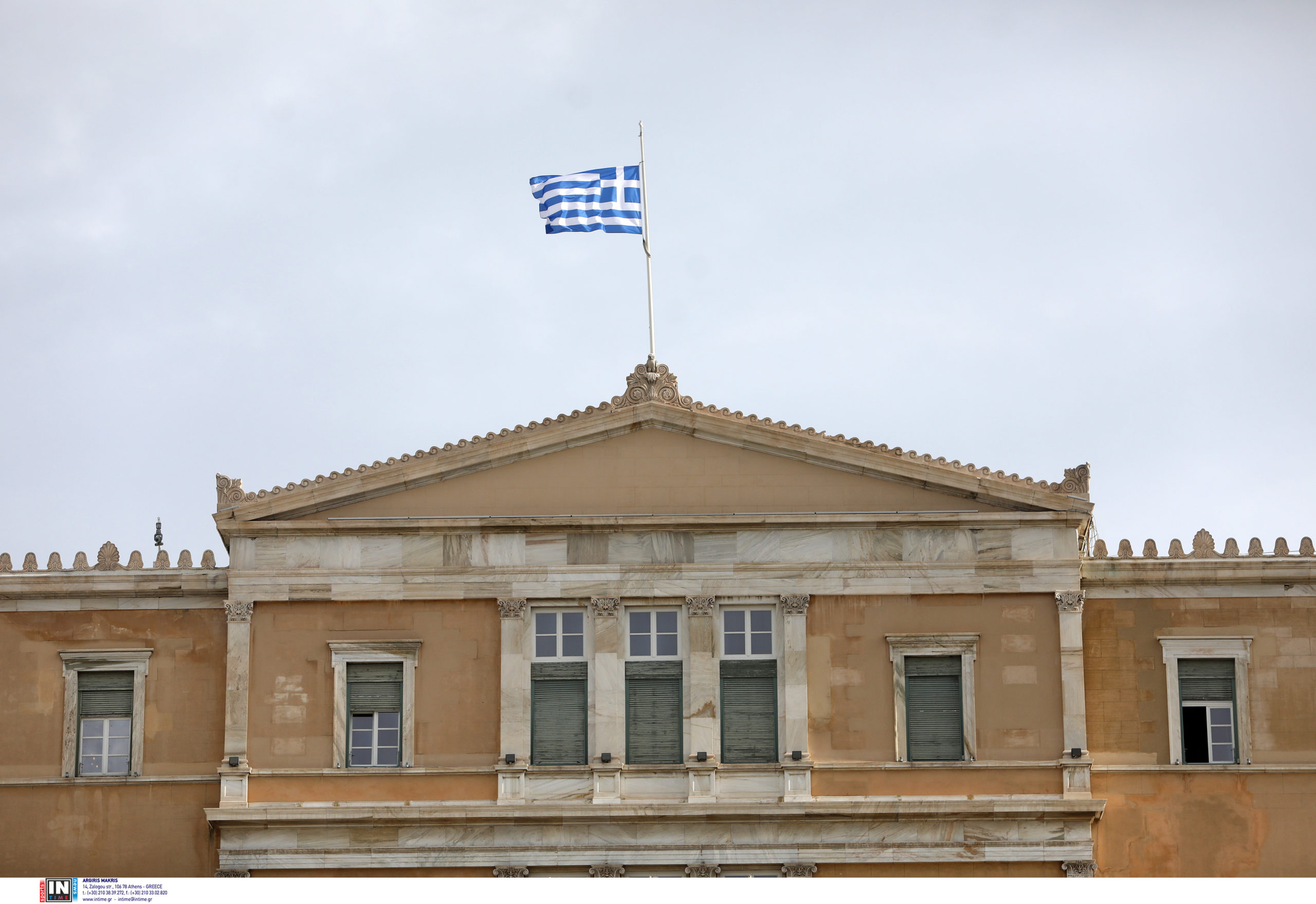 Βουλή: Μεσίστια η ελληνική σημαία λόγω του σιδηροδρομικού δυστυχήματος στα Τέμπη