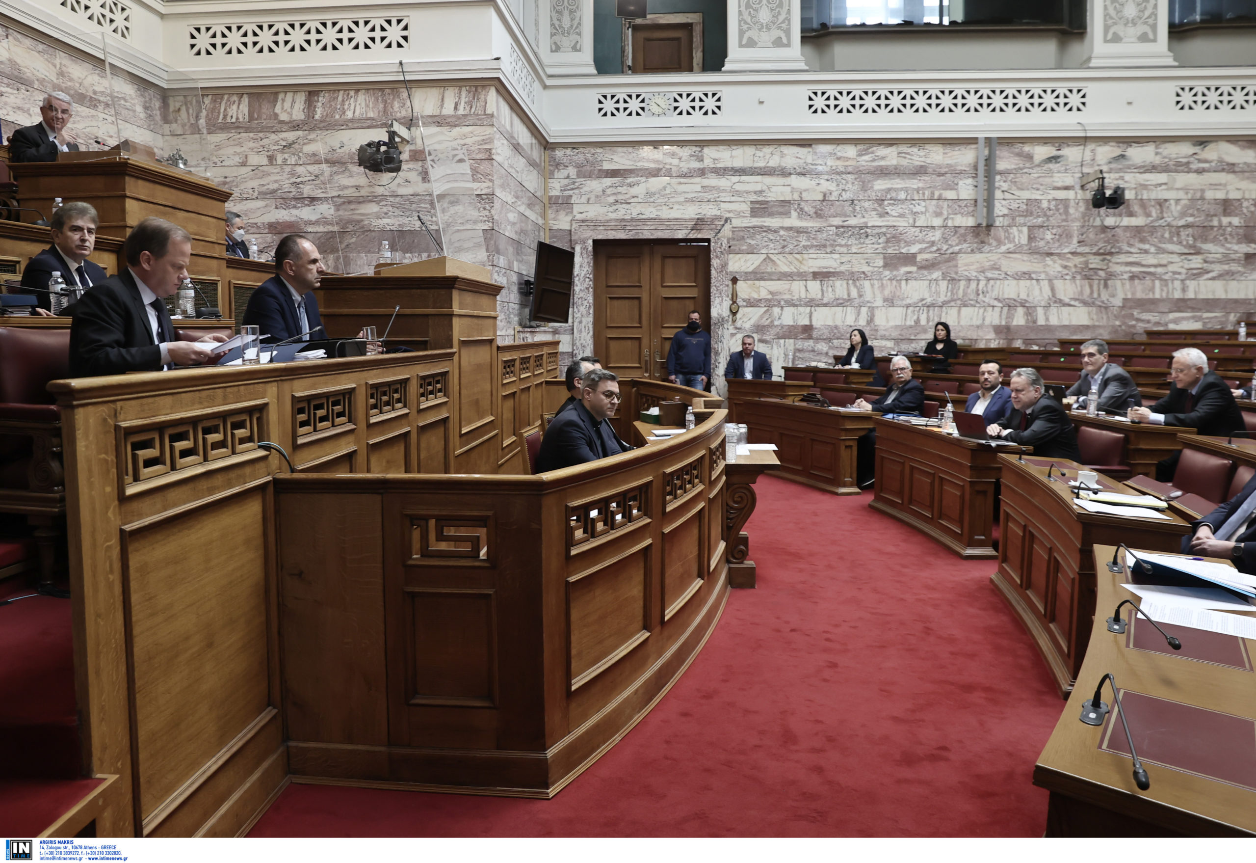 Βουλή: «Άναψαν τα αίματα» στην Επιτροπή Θεσμών και Διαφάνειας για το δυστύχημα στα Τέμπη