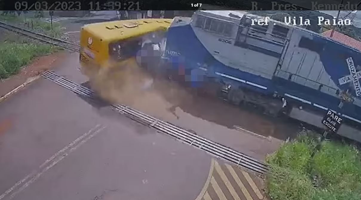 Βραζιλία τρένο παρέσυρε σχολικό λεωφορείο