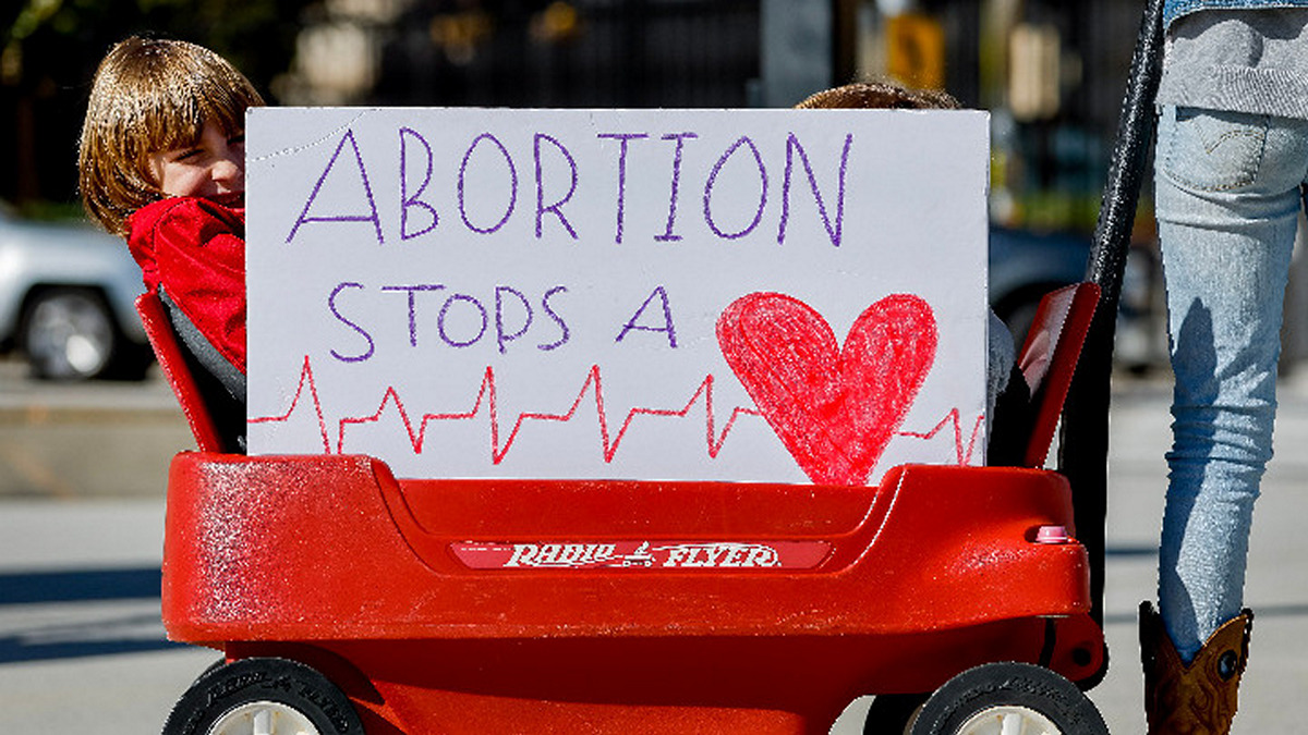 Ο κυβερνήτης του Ουαϊόμινγκ υπέγραψε το νομοσχέδιο για την απαγόρευση των χαπιών άμβλωσης στην πολιτεία του