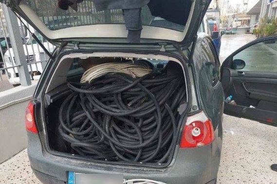 Αττική: Επεισοδιακή καταδίωξη και συλλήψεις για κλοπή 300 κιλών καλωδίων με χαλκό –  21χρονος χτύπησε αστυνομικό