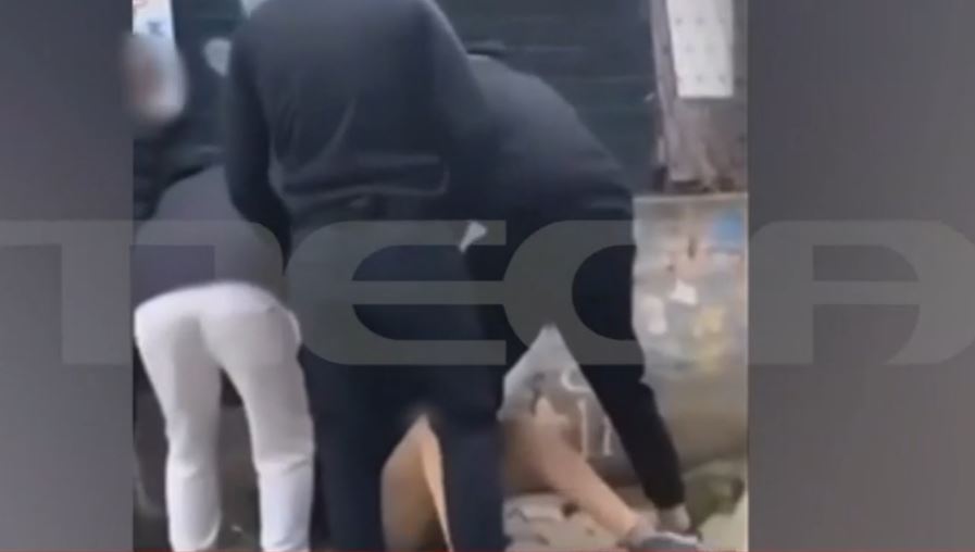 Αττική: ΒΙΝΤΕΟ-ντοκουμέντο από τον άγριο ξυλοδαρμό 15χρονου έξω από σχολείο – Συμμαθήτρια τραβούσε βίντεο