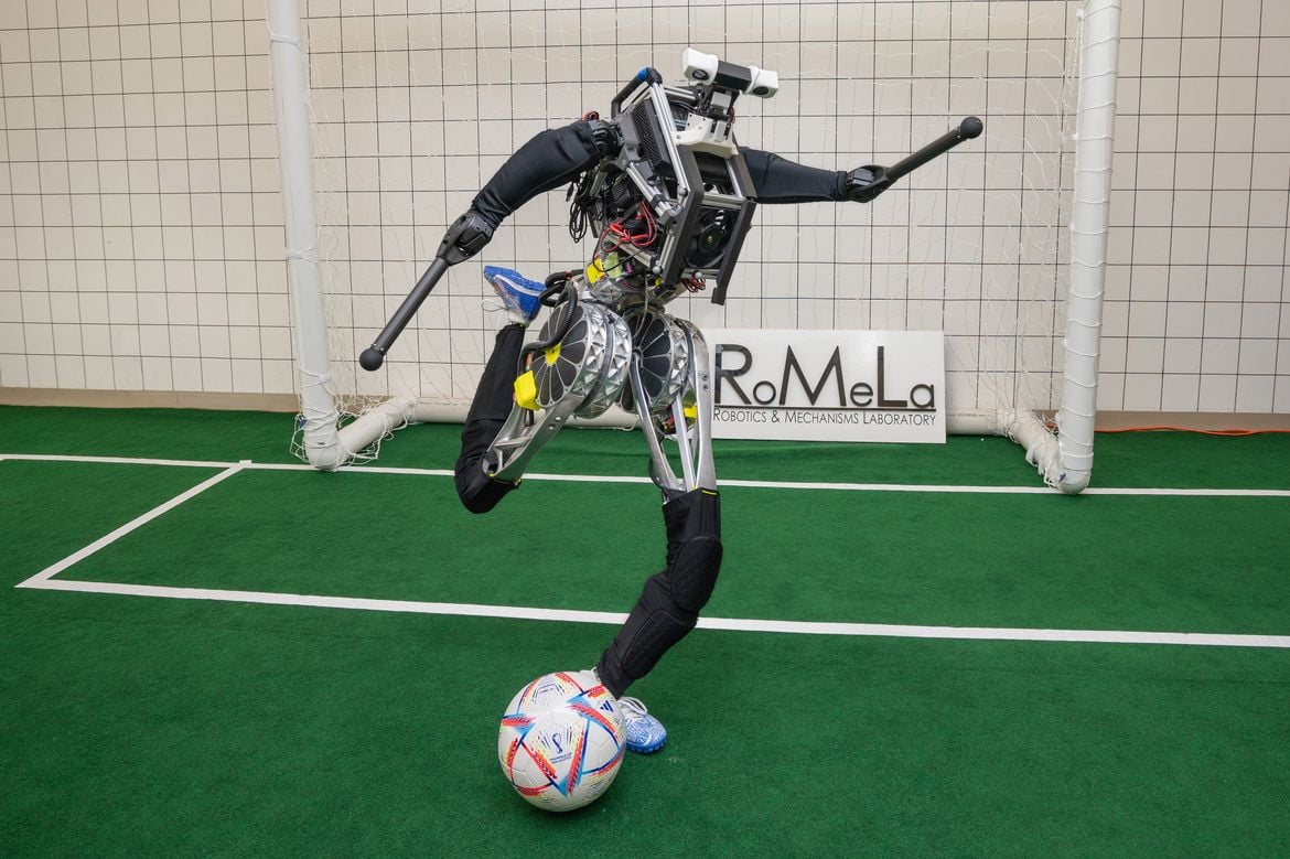 ΗΠΑ: Το πρώτο ανθρωπόμορφο ρομπότ που παίζει μπάλα είναι έτοιμο για τα γήπεδα