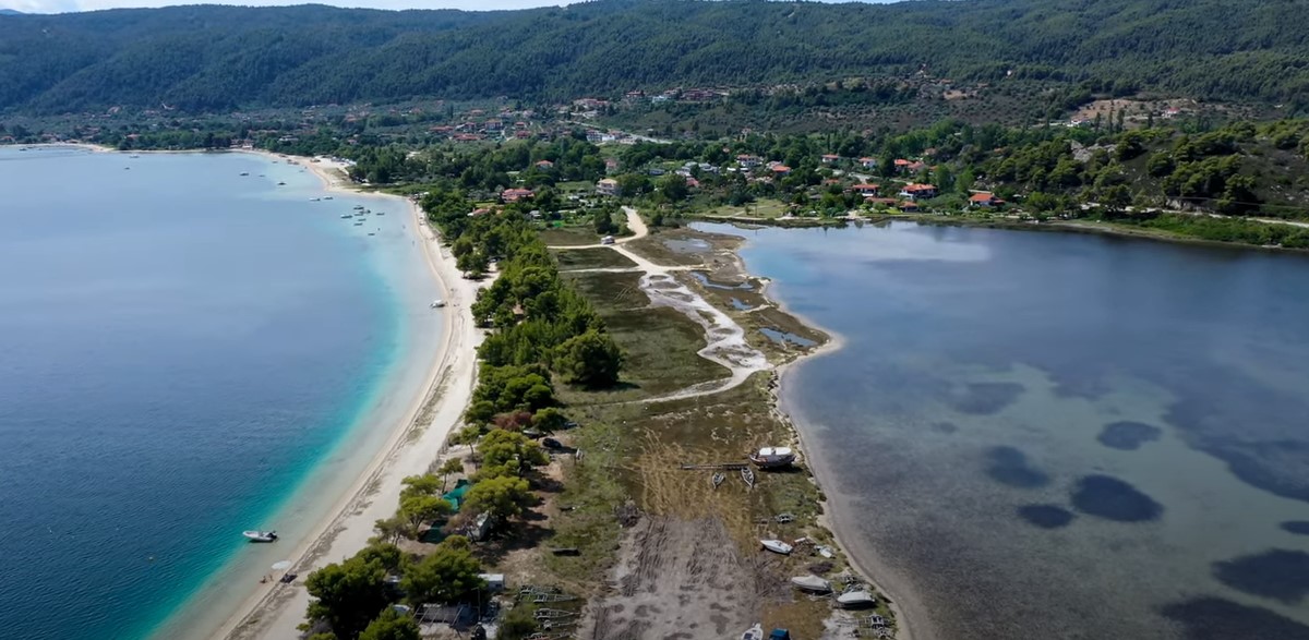 Φτερωτή Χαλκιδικής: Ιδανική για οικογένειες με μικρά παιδιά και τα πλατσουρίσματα γίνονται ευχάριστα