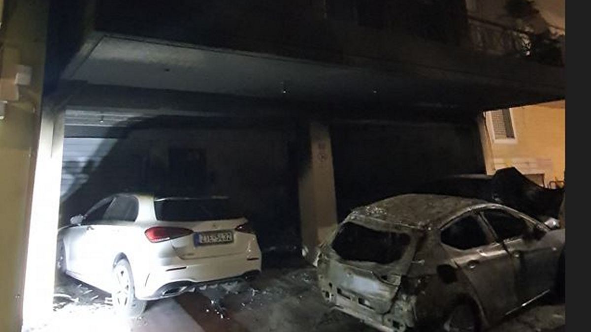 Αθήνα: Φωτιά σε πυλωτή πολυκατοικίας – Ζημιές σε τέσσερα οχήματα και δύο μηχανές
