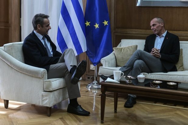 "Κόντρα" Μητσοτάκη - Βαρουφάκη με μαντινάδες