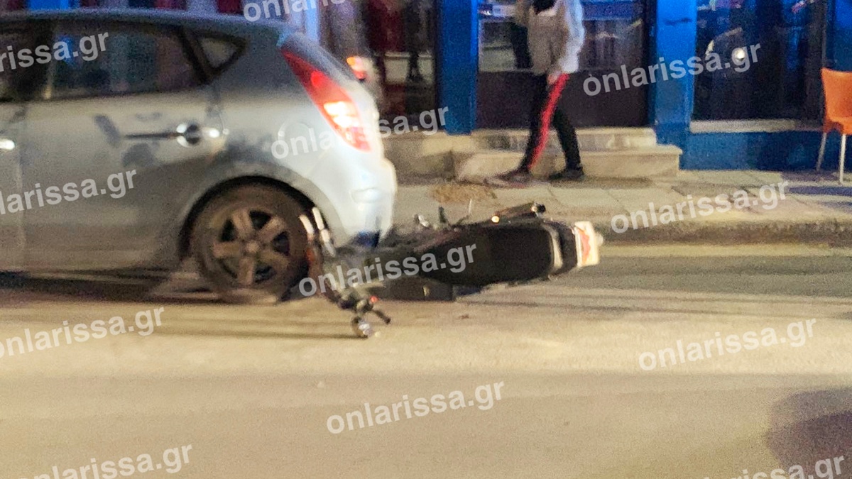Τροχαίο στη Λάρισα: Μηχανάκι έπεσε πάνω σε αυτοκίνητο – Ένας τραυματίας