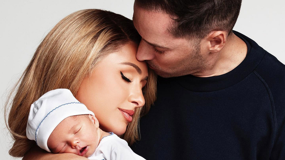 Paris Hilton: Νέες φωτογραφίες με τον νεογέννητο γιό της