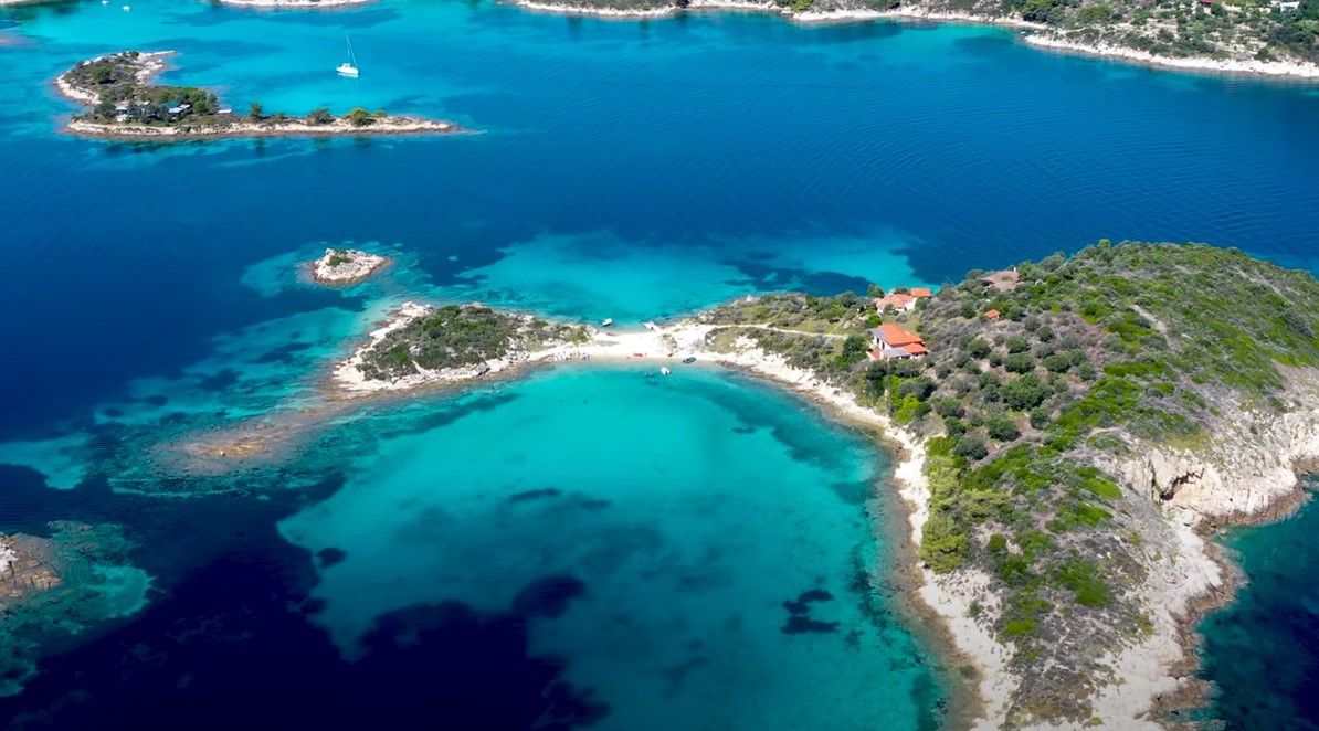 Ελιά και Περιστέρι Χαλκιδικής: Δύο νησάκια με τιρκουάζ νερά, στον κόλπο του Αγίου Όρους