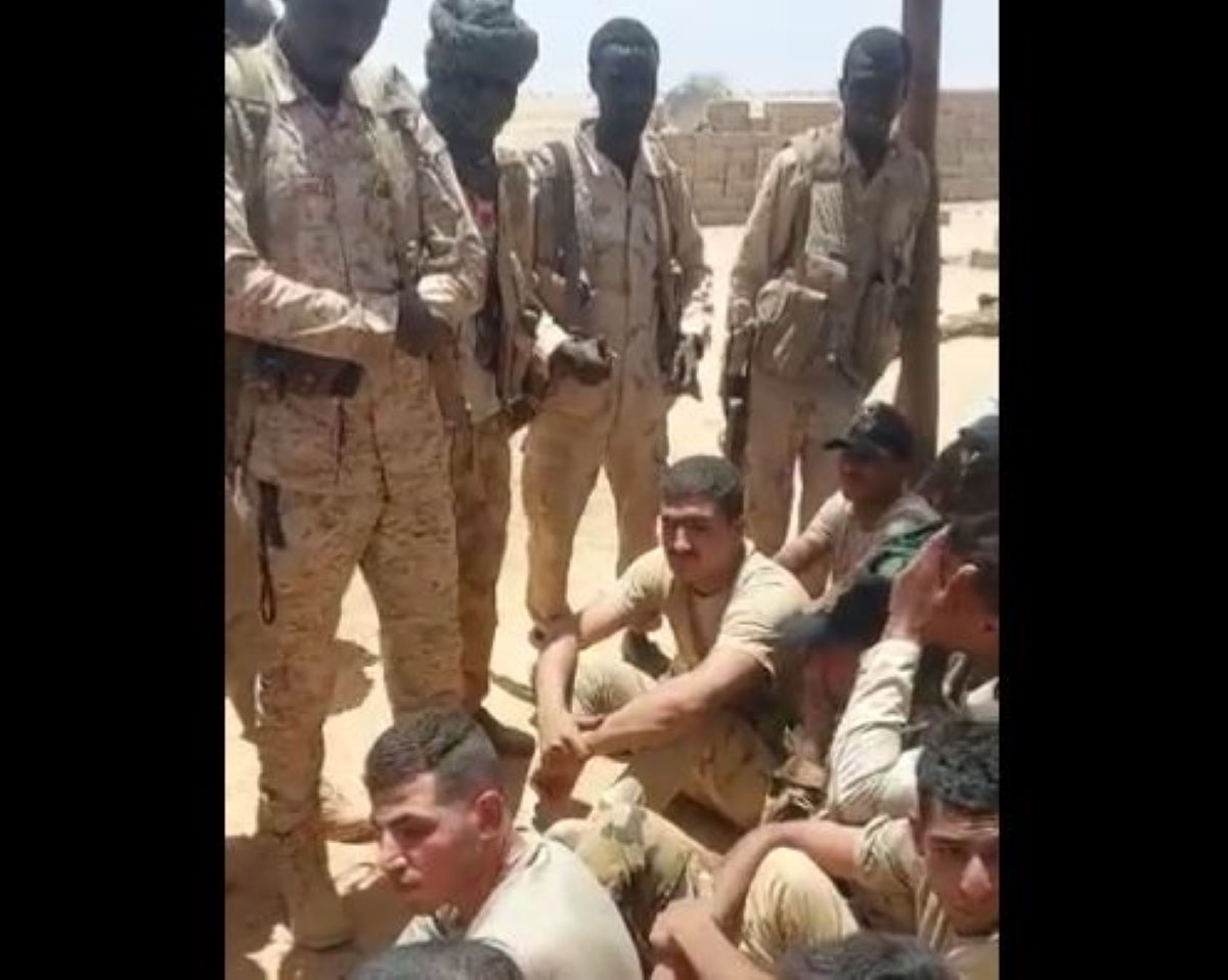 Σουδάν: Παραστρατιωτική δύναμη κοινοποιεί βίντεο που, όπως ισχυρίζεται, δείχνει αιγυπτιακά στρατεύματα να «παραδίδονται»