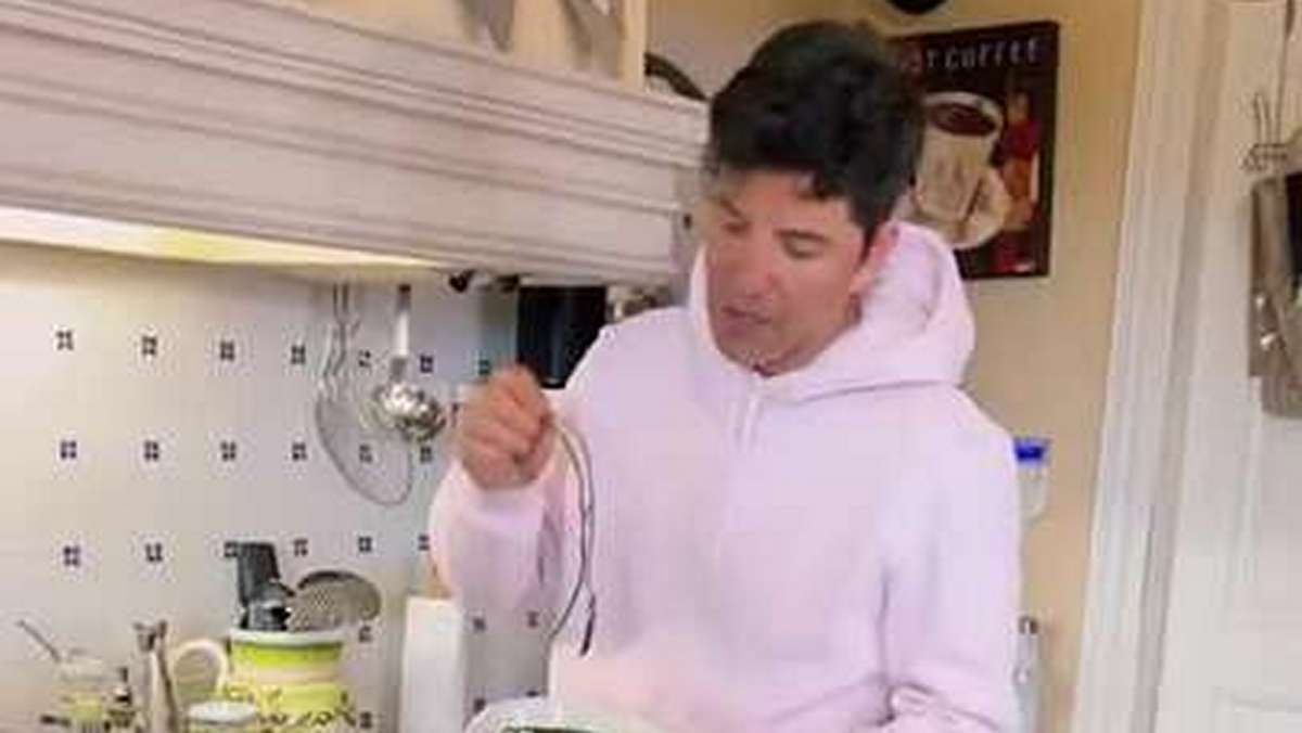 Οικογενειακή υπόθεση η μαγειρική – Ο Σάκης Ρουβάς μπαίνει στην κουζίνα και ετοιμάζει φαγητό