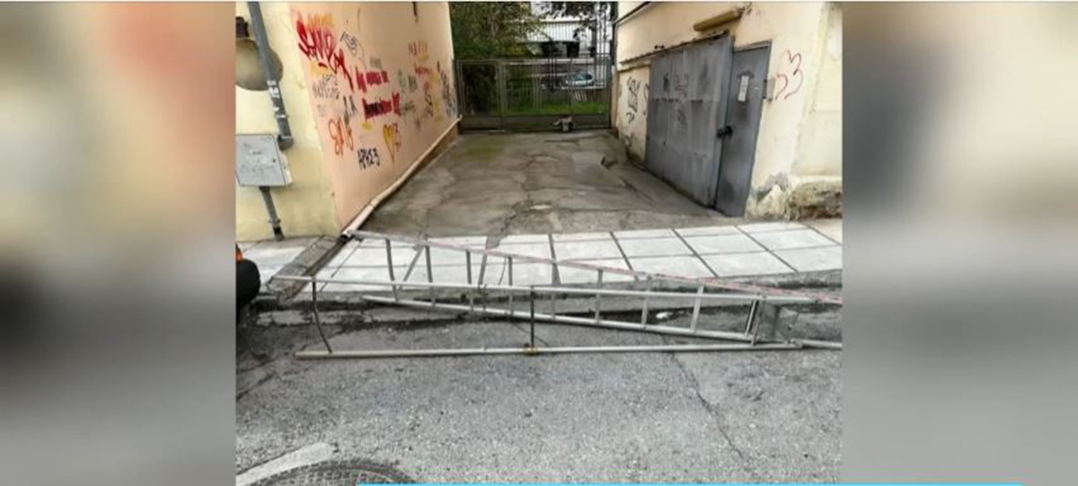 Θεσσαλονίκη: Επιστράτευσε σκάλα για να κρατήσει θέση πάρκινγκ