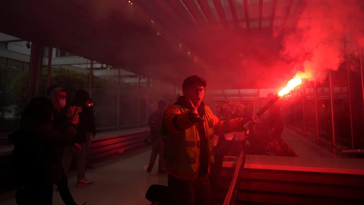 Γαλλία: Τα σύμβολα του καπιταλισμού στο στόχαστρο των διαδηλωτών στο Παρίσι