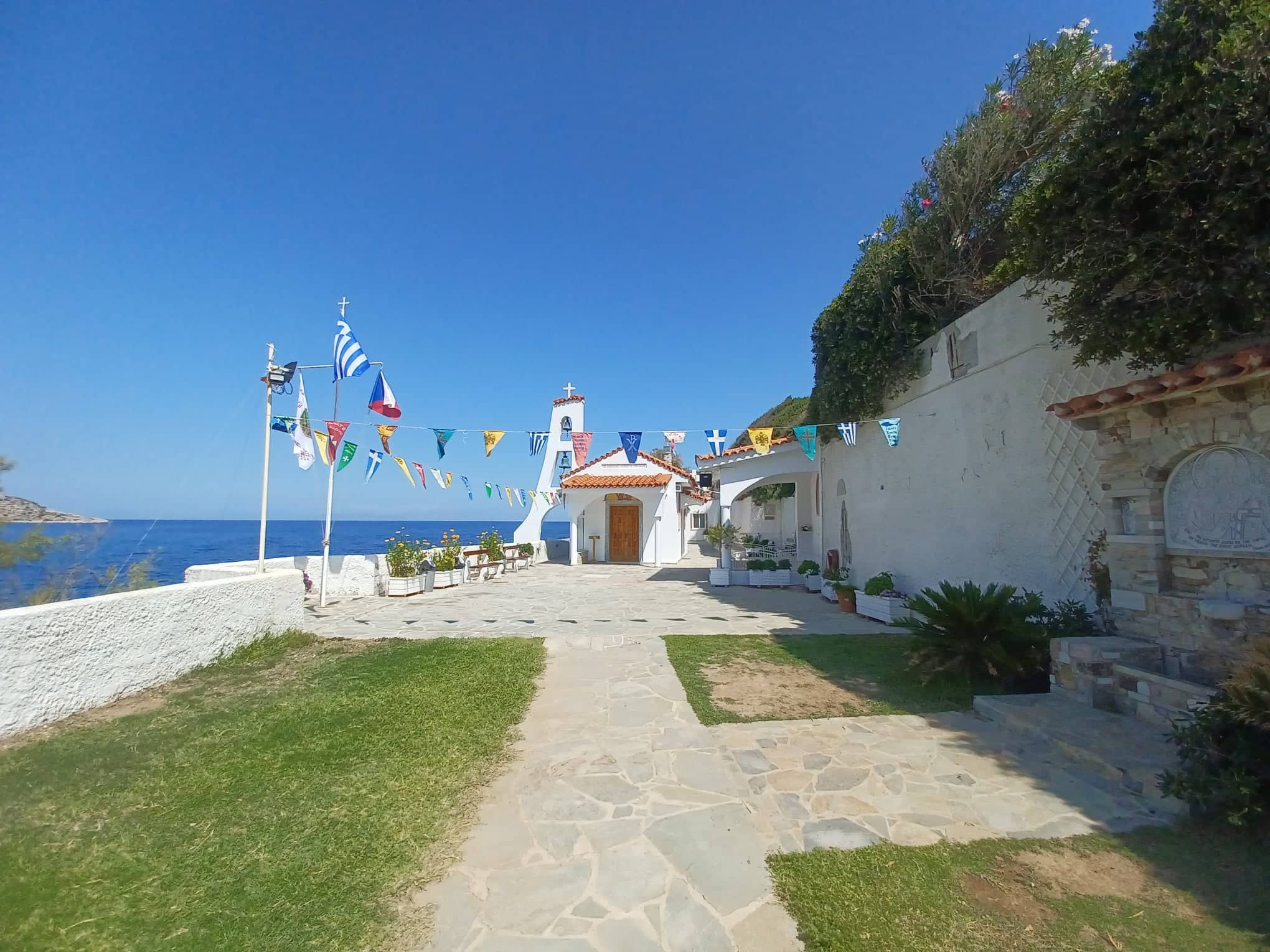 Ανάσταση στα εκκλησάκια της Κερατέας – Δίπλα στη θάλασσα ή πάνω στο βουνό