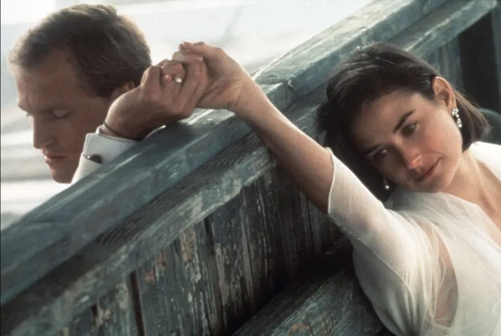 «Ανήθικη πρόταση»: Η αλήθεια πίσω από τις σέξι σκηνές του θρίλερ της δεκαετίας του ’90