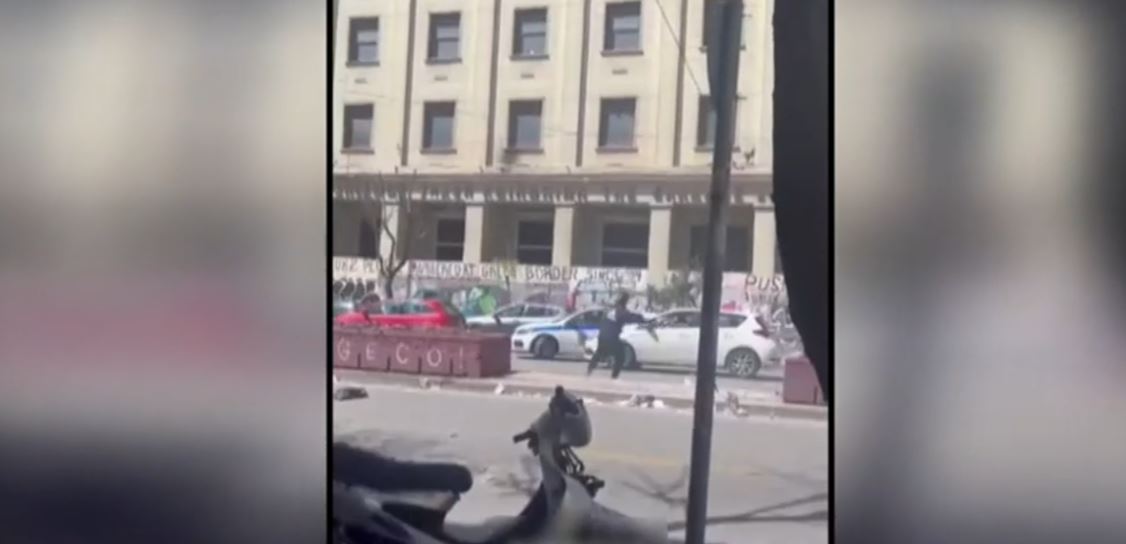 Επεισόδια στην ΑΣΟΕΕ: Η στιγμή της επίθεσης στο περιπολικό – Δικογραφία για τους πυροβολισμούς – ΒΙΝΤΕΟ