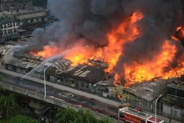 Φωτιά σε αγορά ρούχων στο Μπαγκλαντές