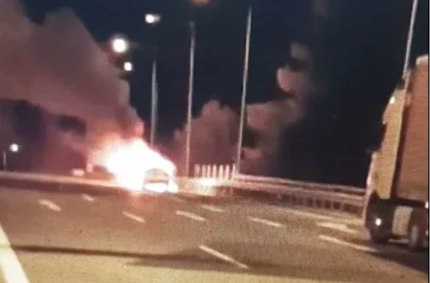 Αυτοκίνητο πήρε φωτιά στην Εθνική Οδό Αθηνών- Λαμίας
