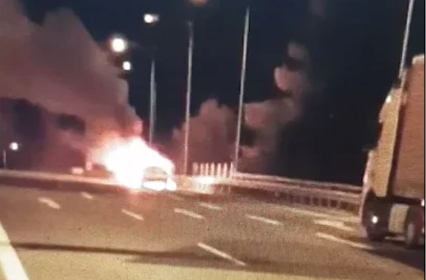 Αυτοκίνητο πήρε φωτιά στην Εθνική Οδό Αθηνών- Λαμίας