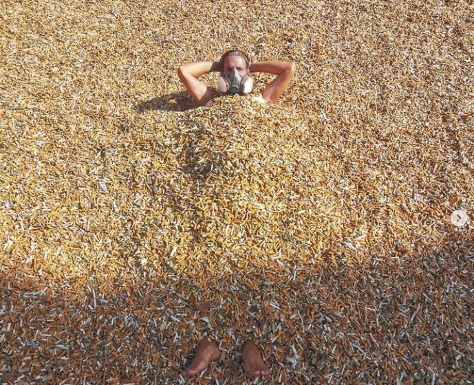 Πορτογαλία: Ακτιβιστές έστειλαν δυνατό μήνυμα «κολυμπώντας» σε 650.000 αποτσίγαρα – ΦΩΤΟ & ΒΙΝΤΕΟ