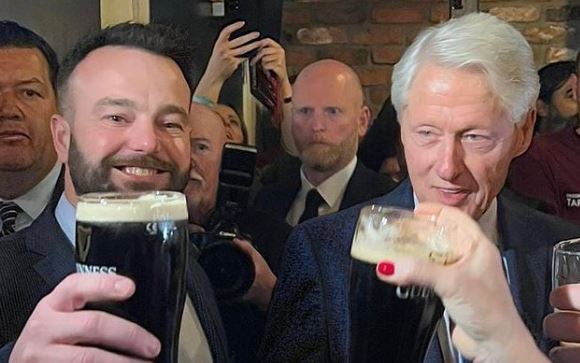Μπιλ Κλίντον: Ο πρώην πλανητάρχης πήγε σε παμπ της Βόρειας Ιρλανδίας για μαύρη μπύρα