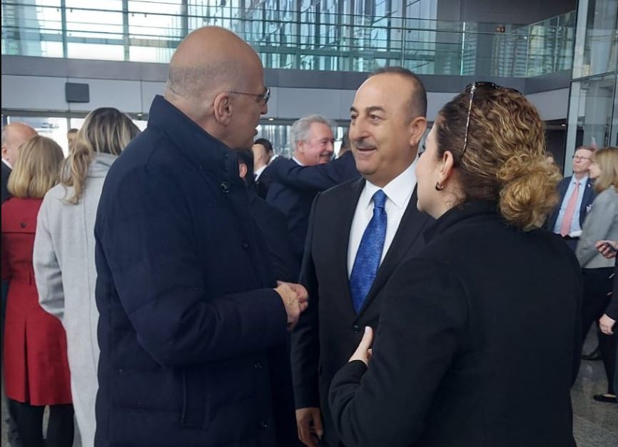 Βρυξέλλες: Σύντομη συνάντηση Δένδια – Τσαβούσογλου