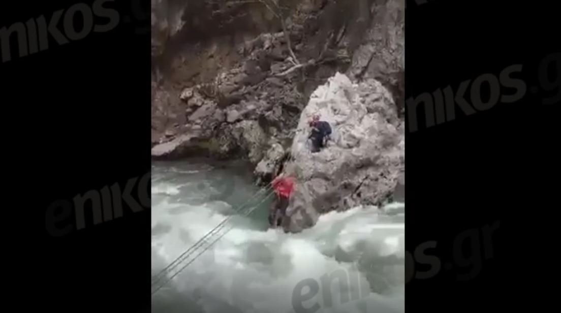 Κόνιτσα: Επιχείρηση για την διάσωση δύο Γερμανών ορειβατών – Με ειδικά σχοινιά μεταφέρθηκαν σε ασφαλές σημείο  – ΒΙΝΤΕΟ