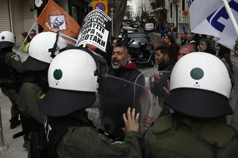 Αθήνα: Ένταση και χημικά στην πορεία των εργαζομένων στους δήμους