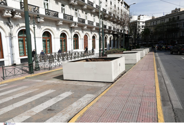 Απομακρύνονται οι φοίνικες από την Πανεπιστημίου