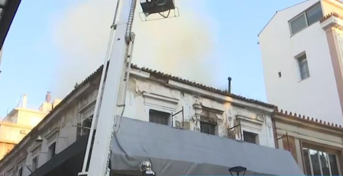 Φωτιά σε κτίριο στην Αιόλου