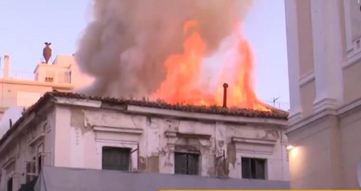 Φωτιά σε κτίριο στην Αιόλου