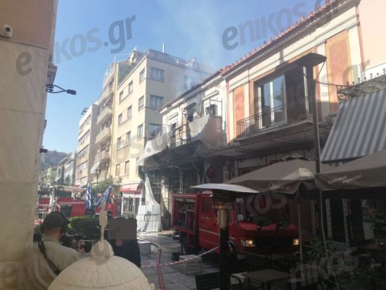 Φωτιά σε κτίριο στην Αιόλου