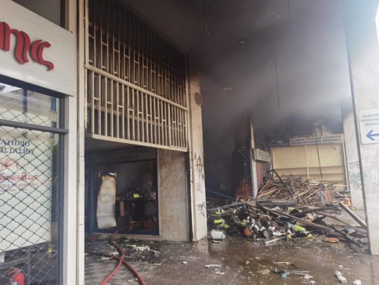 Φωτιά στο κτίριο που στεγάζεται το Διοικητικό Πρωτοδικείο Πειραιά