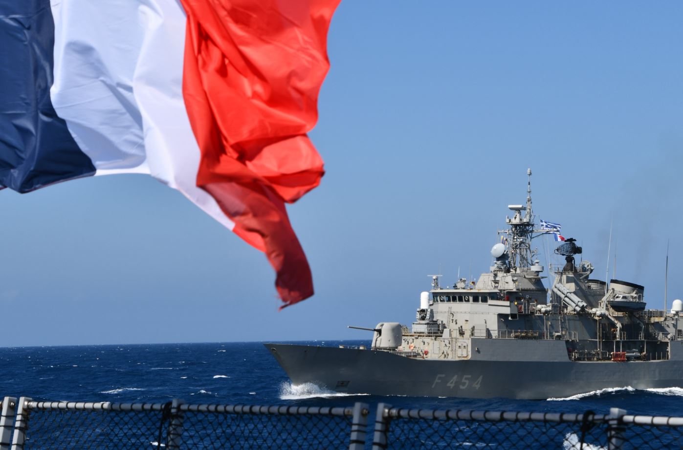 Οι Γάλλοι “υπερθεματίζουν” την άσκηση με ελληνική φρεγάτα – ΦΩΤΟ