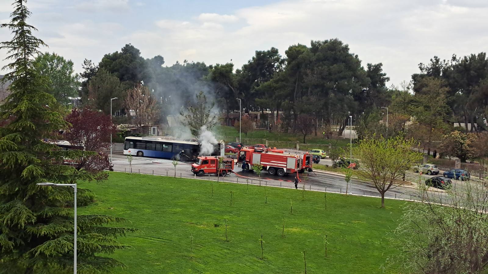 Θεσσαλονίκη: Κάηκε ολοσχερώς αστικό λεωφορείο – ΦΩΤΟ και ΒΙΝΤΕΟ από τη φωτιά