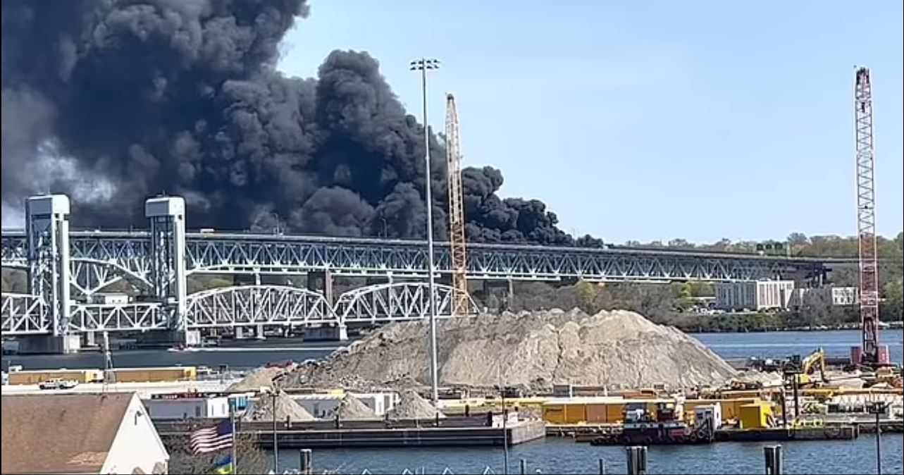 ΗΠΑ: Βυτιοφόρο τυλίχτηκε στις φλόγες σε γέφυρα στο Κονέκτικατ – ΒΙΝΤΕΟ που κόβουν την ανάσα