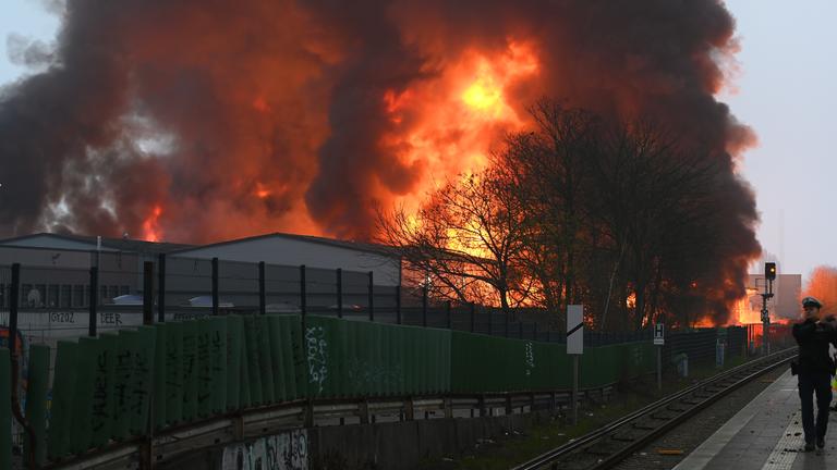 Γερμανία: Φωτιά σε αποθήκη στο Αμβούργο – Σύννεφα τοξικού καπνού κάλυψαν τον ουρανό