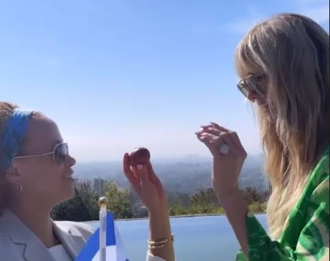 Το ελληνικό Πάσχα της Χάιντι Κλουμ – Τσούγκρισε και κόκκινα αυγά