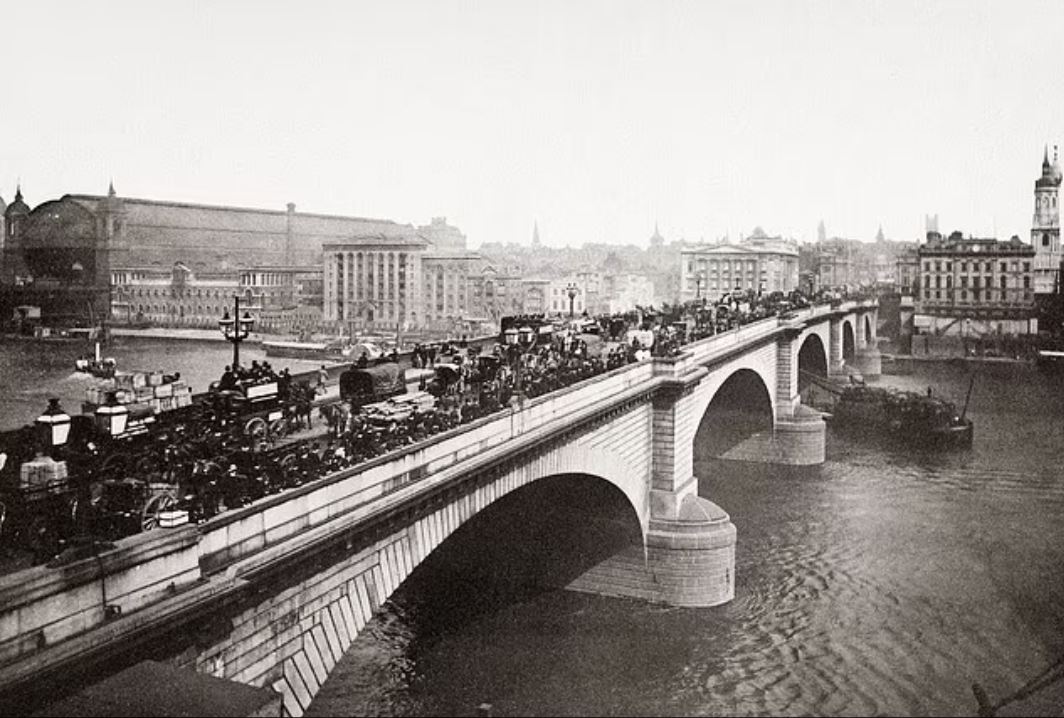 Η Γέφυρα του Λονδίνου το 1900. Είχε τότε ηλικία περίπου 3ο ετών. 