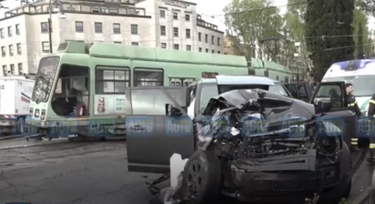 Τρομακτικό τροχαίο για τον Ιμόμπιλε – Έπεσε πάνω του τραμ