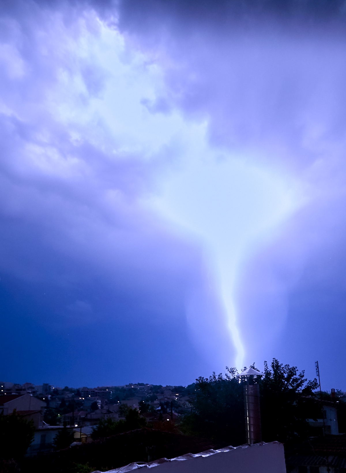 Κακοκαιρία «ILINA»: Έρχονται ισχυρές καταιγίδες και χαλαζοπτώσεις – Ποιες περιοχές θα επηρεαστούν τη Δευτέρα