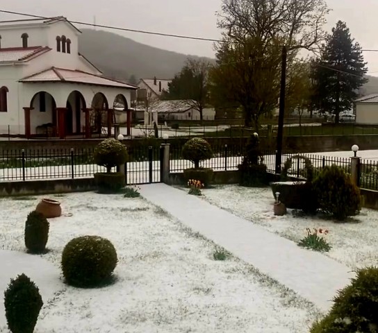 Τρίκαλα: Σφοδρή χαλαζόπτωση στην Καλαμπάκα – Λευκό τοπίο η περιοχή