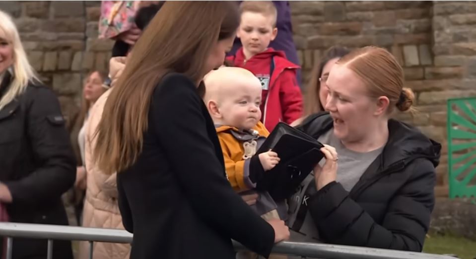 Κέιτ Μίντλετον: Ξεκαρδιστικό βίντεο με μωρό που αρπάζει την τσάντα της πριγκίπισσας
